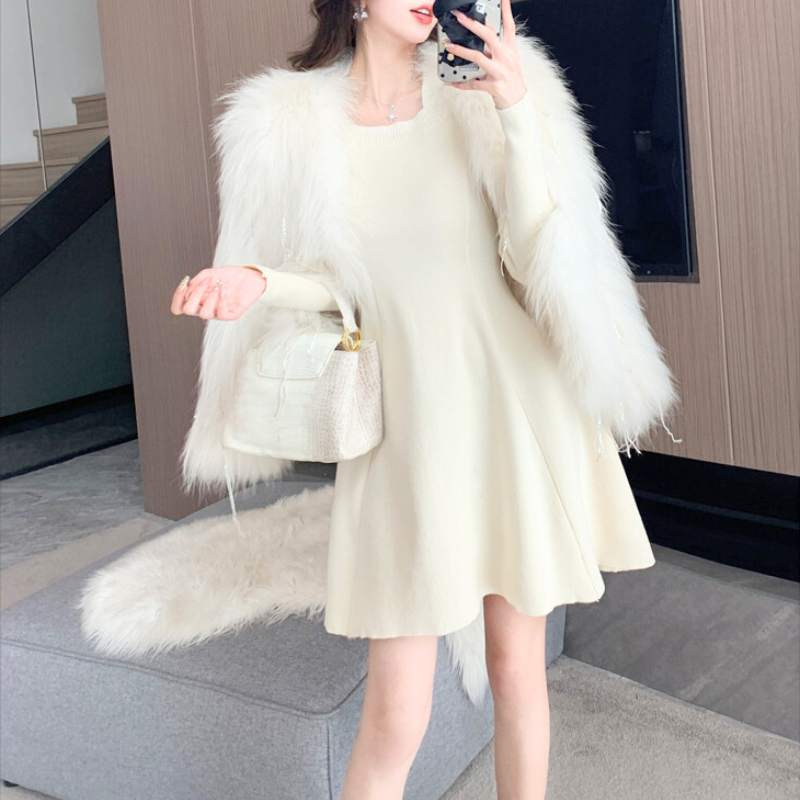 清楚な印象を与えるアイボリーワンピース。春デートにおすすめ。