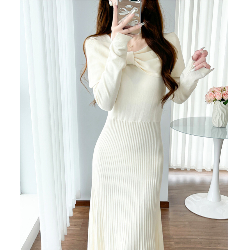 動くたびに揺れるプリーツラインが美しいアイボリーワンピース。上品な印象に。