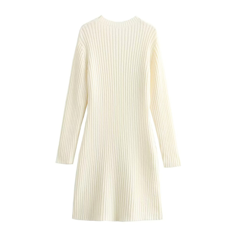 シンプルなデザインが魅力のアイボリーニットワンピ｜上品な秋冬コーデに