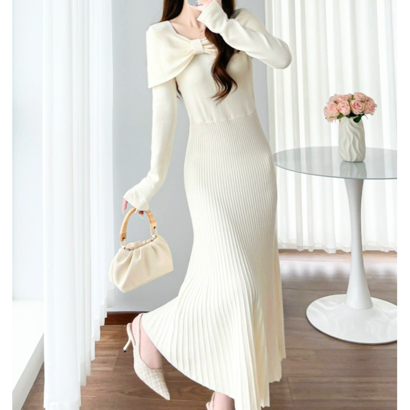 柔らかい光の中で映えるリボンデザインワンピース。男ウケも◎