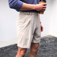 横から見たアイボリーショートパンツコーディネート