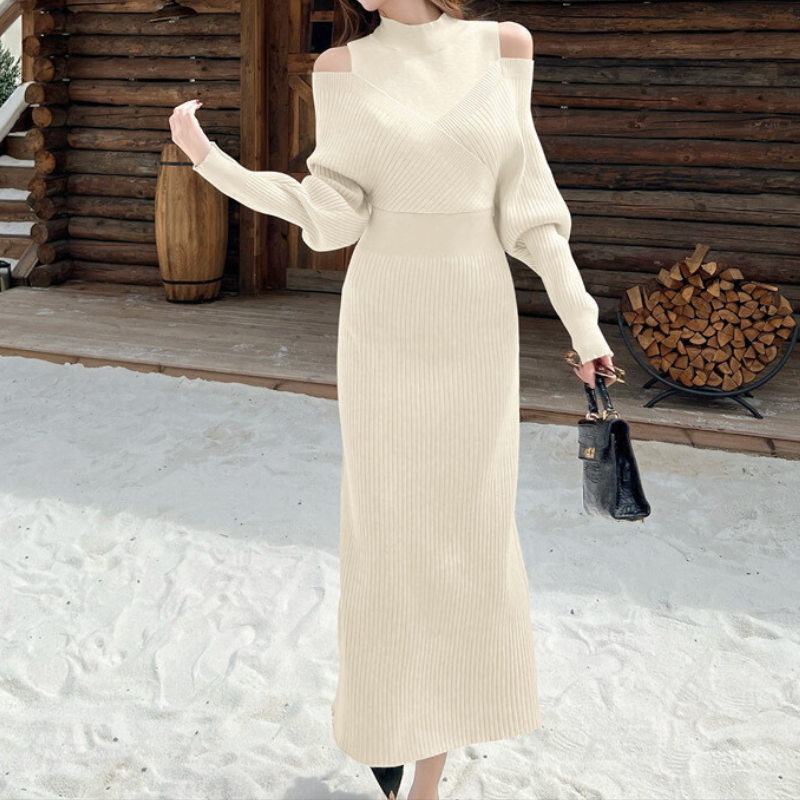 アイボリーカラーの肩あきニットワンピ。清楚と色気のバランスが絶妙。