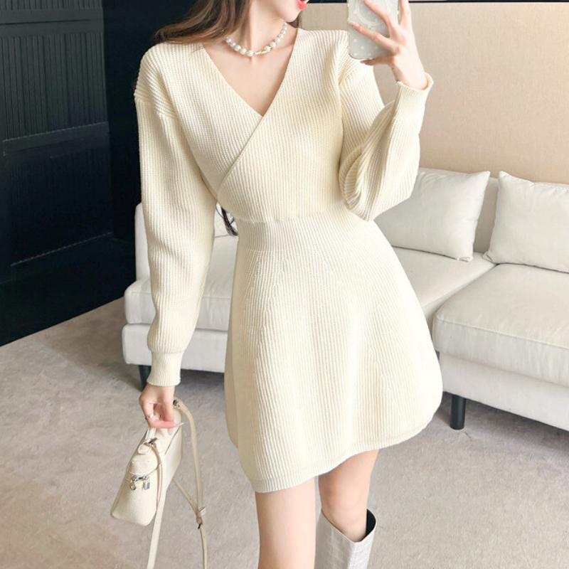 室内で見せるVネックニットワンピース。女っぽさと清楚感を両立。