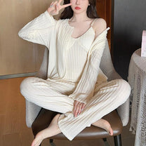 アイボリールームウェアでリラックスする女性｜春夏秋冬使える彼氏ウケパジャマ