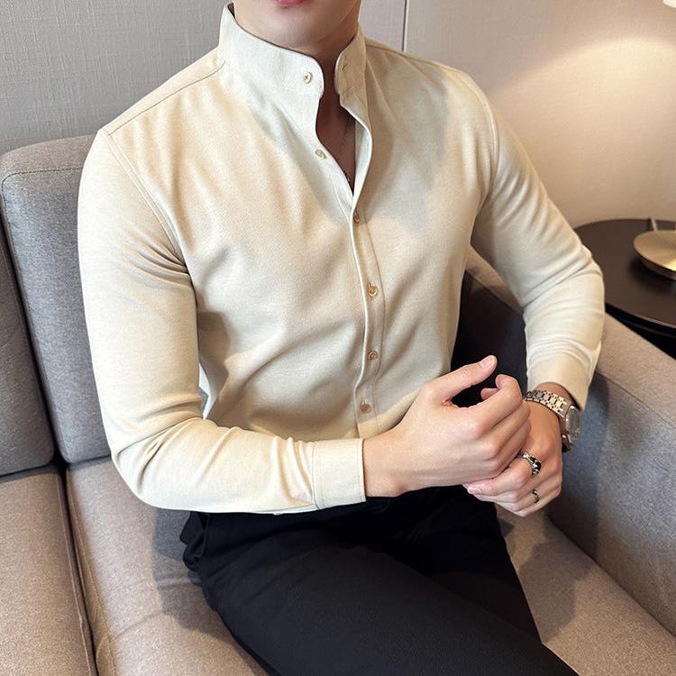 アイボリーのウール混シャツでオフィスカジュアル対応を演出する30代男性