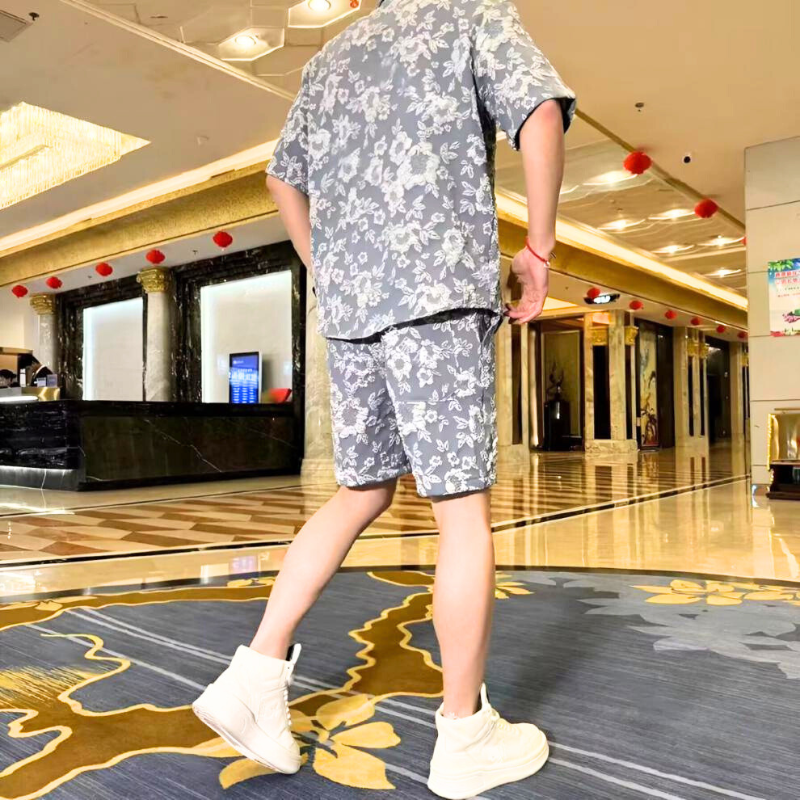 30代メンズ必見】立体花柄ジャカードセットアップ|夏の抜け感と高見え 30代メンズ必見】立体花柄ジャカードセットアップ|夏の抜け感と高見え