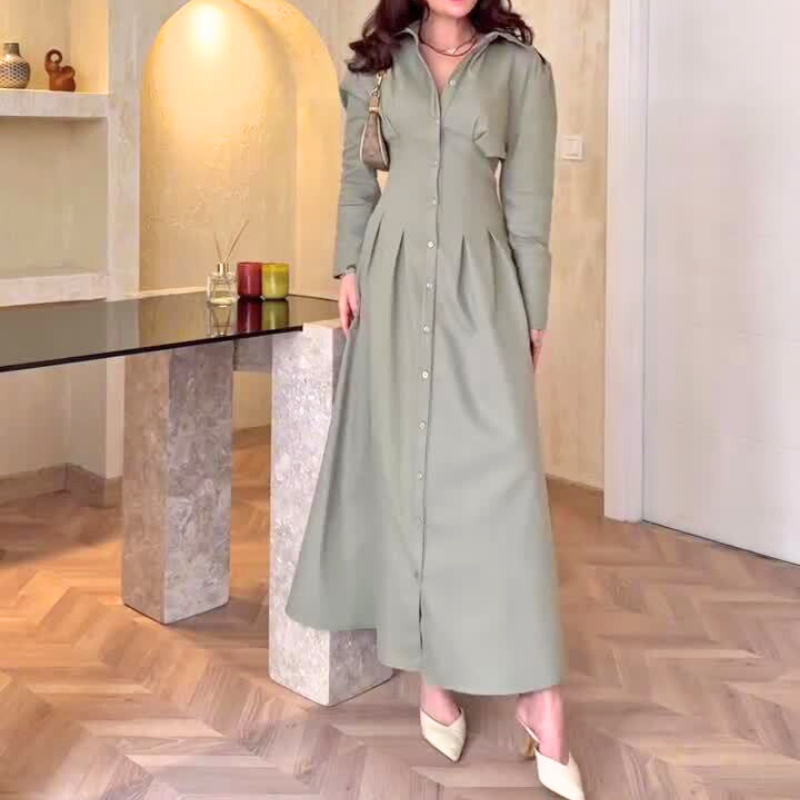 カーキのシャツワンピを着た女性｜落ち着いた色味が魅力の大人女子コーデ