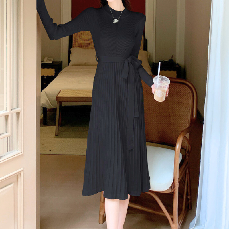 モテ服として使えるブラックニットフレアワンピース