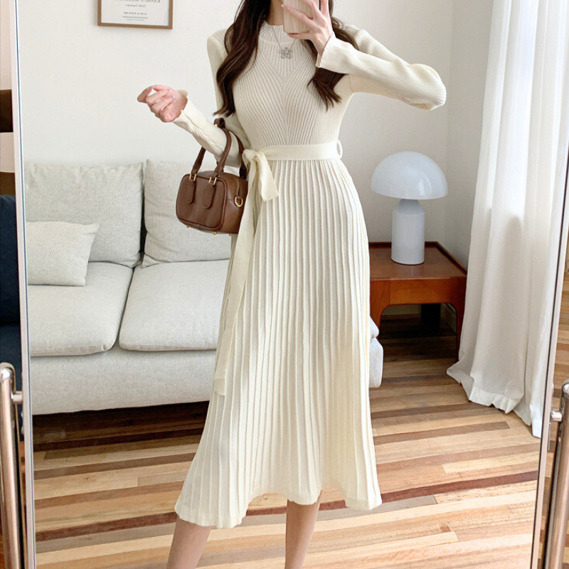 初デートにも使いやすい上品なニットフレアワンピース