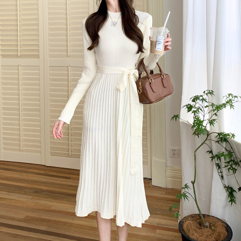 好印象ファッションを叶えるニットフレアワンピースの着用例