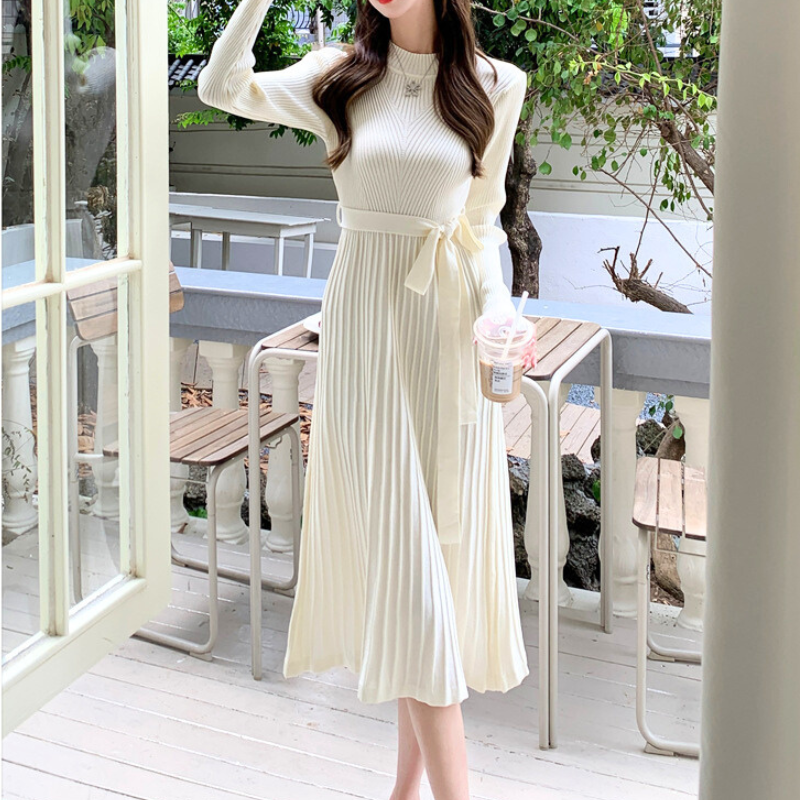 男ウケを意識したウエストリボン付きニットフレアワンピースの着用イメージ