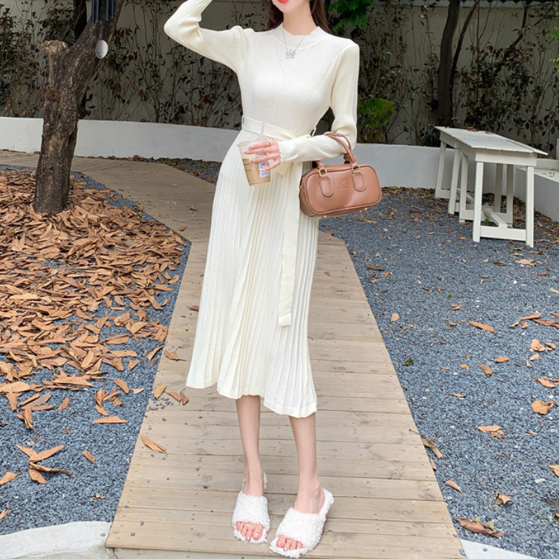 縦ラインが強調されスタイルアップするニットフレアワンピース