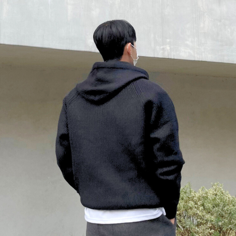 後ろ姿でフードが自然に立ち上がっている後ろ見えカット