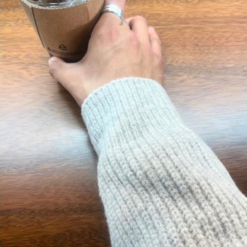 リブ編みの袖口をアップで写したディテールカット