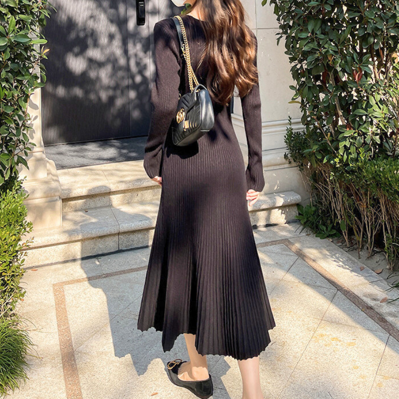 縦リブニットロングワンピース ブラック 後ろ姿