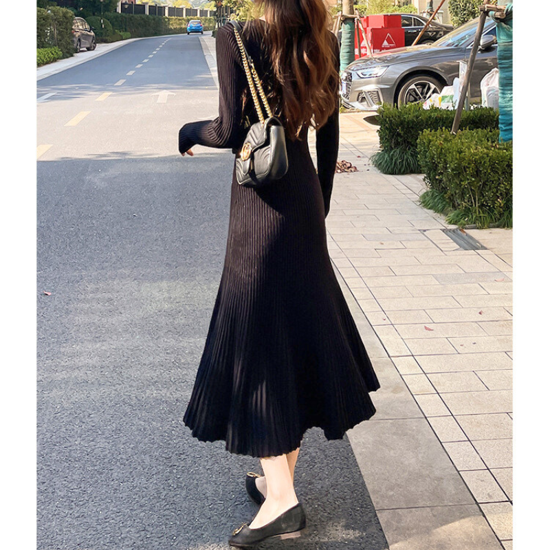 縦リブニットロングワンピース ブラック 裾の揺れ感