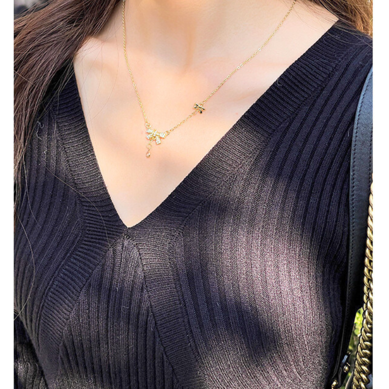 Vネックニットワンピース ブラック デコルテアップ