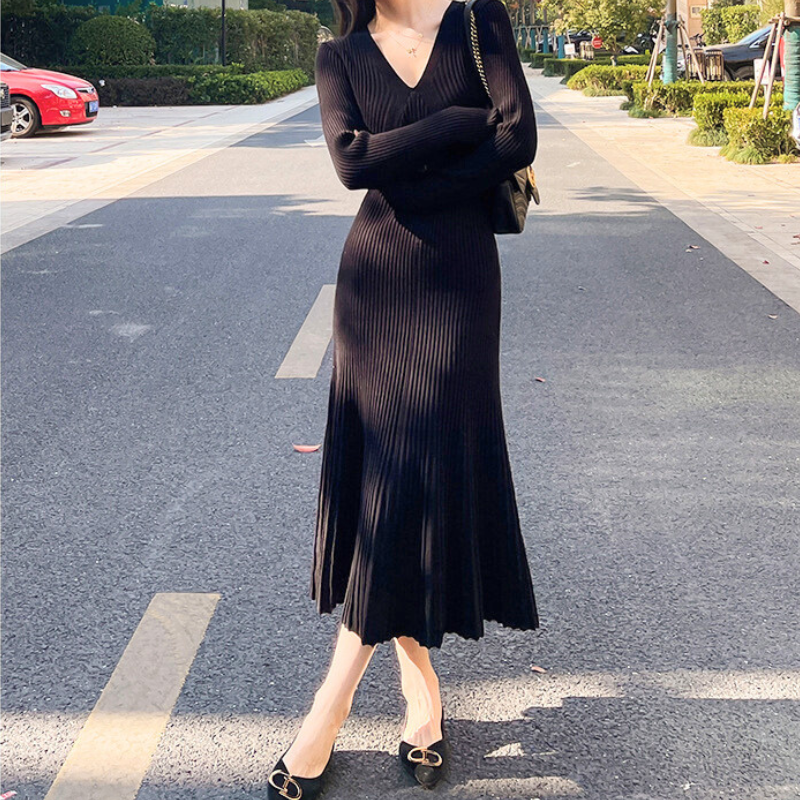 Vネックロングニットワンピース ブラック 歩行時の揺れ感