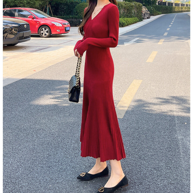 Vネックロングニットワンピース レッド 全身 斜め角度