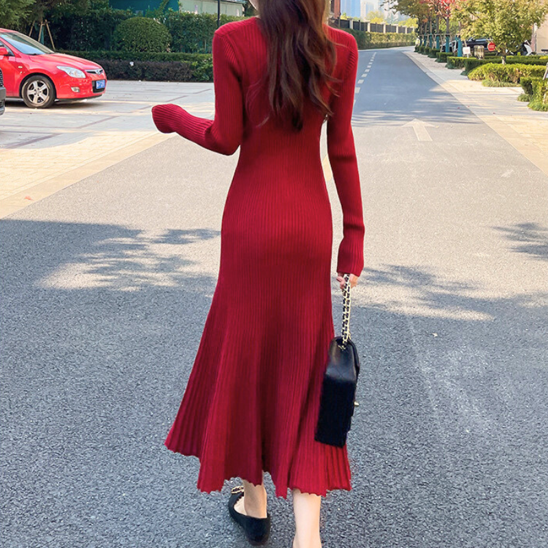 Vネックロングニットワンピース レッド 後ろ姿