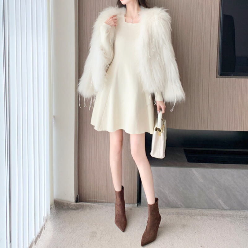 カラーバリエーション（ブラウン・アイボリー・グレー）のスクエアネックニットワンピース。