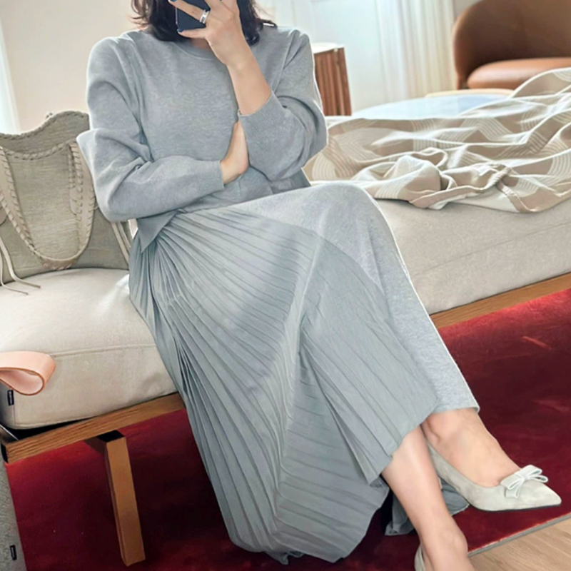 グレーニット×プリーツの異素材ワンピース｜清楚で上品な印象の春秋冬コーデ