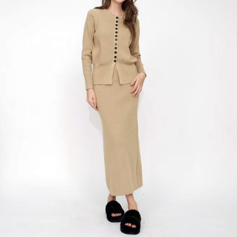 彼氏ウケの良いナチュラルカラーのニットセットアップ着用例