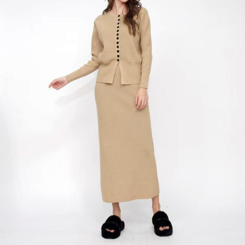 ロング丈が美しく映えるベージュニットセットアップ