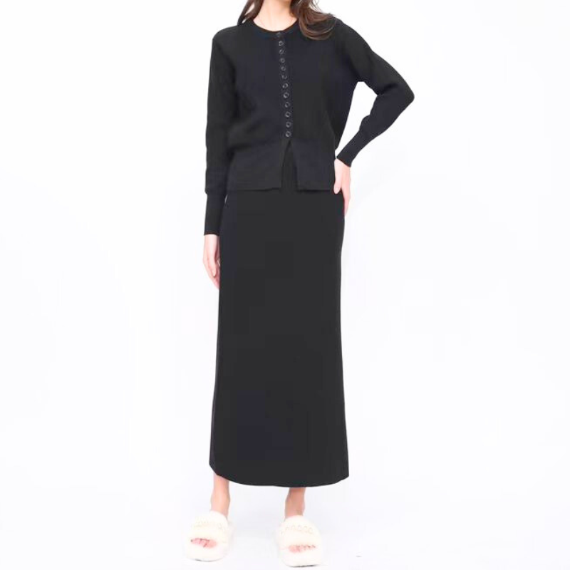 シックで男ウケの良いブラックニットセットアップスタイル