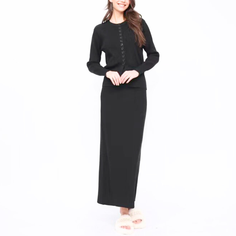 きれいめで安心感のあるブラックニットセットアップ着用イメージ