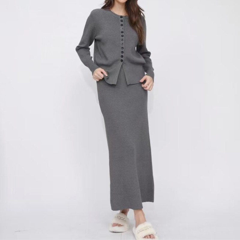 シンプルで彼女に着てほしいグレーニットセットアップ全身