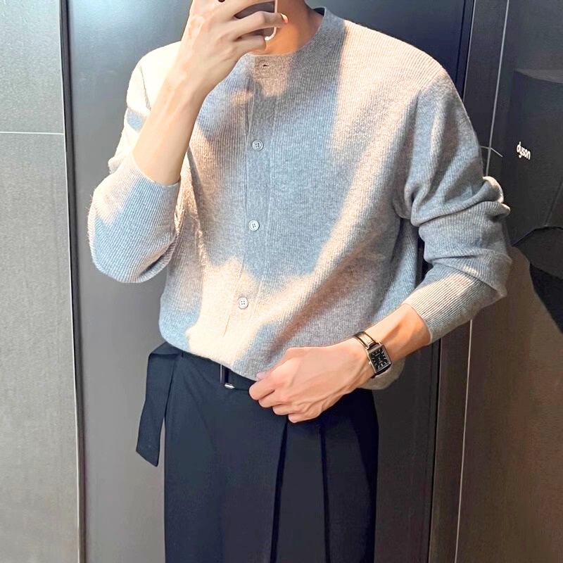 落ち着いた照明の中で大人の余裕を感じさせる着こなし