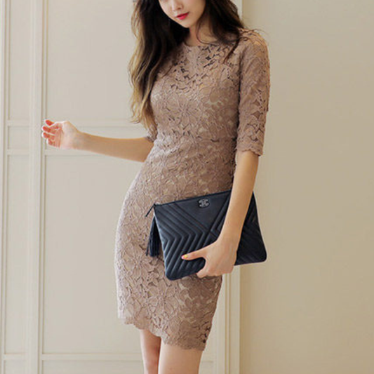 総レース5分袖タイトワンピースを着用した上品で色っぽい全身イメージ