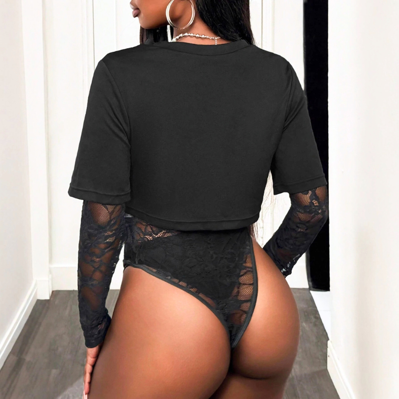 背面のレースデザインが映えるブラックレイヤードトップス。ボディスーツ風の細見えシルエットが大人の色気を引き出す春秋コーデ