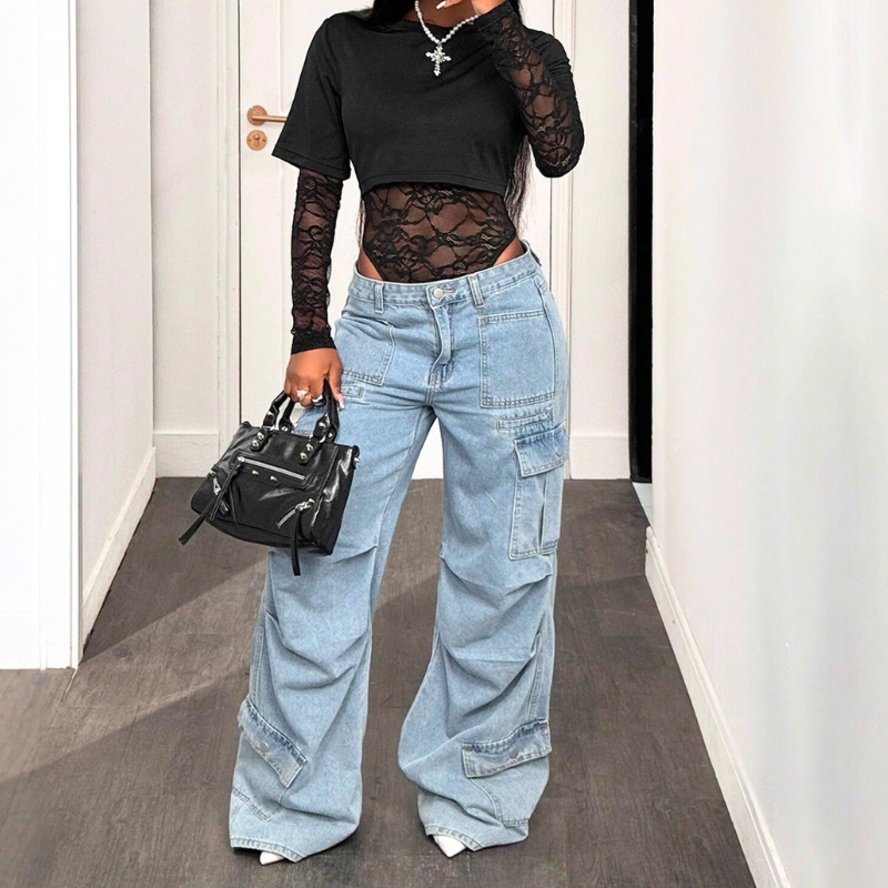 黒レースのボディスーツ風デザインが魅力の春秋トップス。デニムと合わせた大人の抜け感コーデで彼氏ウケも期待できるスタイル