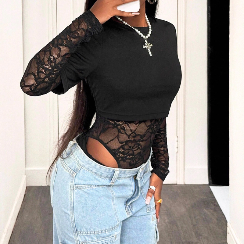 レースの透け感が美しい黒のボディスーツ風ブラウス。デニム合わせで色っぽく着こなせる30代向け春秋デート服。