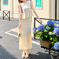 ノースリーブレーストップスとマーメイドスカートの夏セットアップ