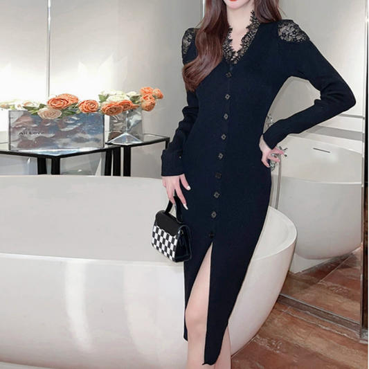 ブラックのワンピースを斜め前から撮影。裾スリットがスタイリッシュな印象