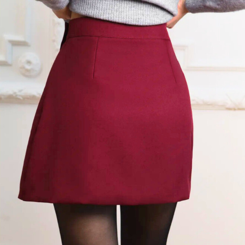 バックスタイルも美ラインに見せるAラインスカート｜冬のデート服におすすめ