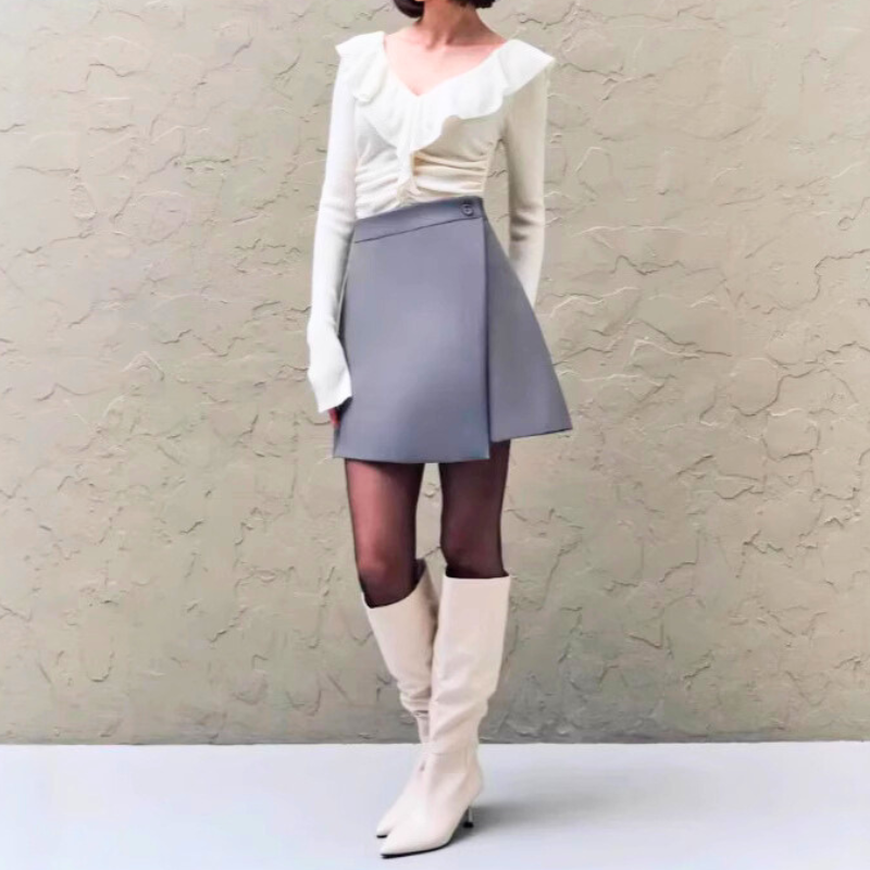 ホワイトトップスとラップスカートの上品コーデ｜男ウケする大人フェミニンスタイル