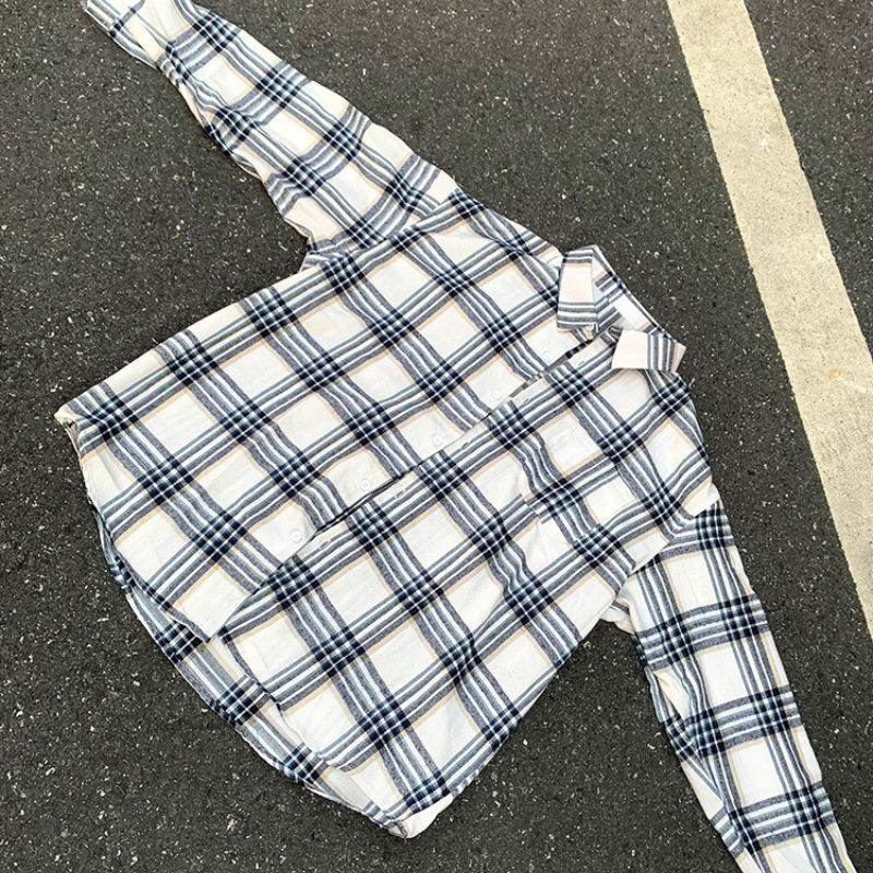 ネル素材のチェックシャツジャケットを道路に平置きした状態