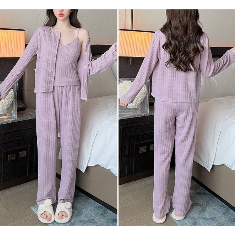 ラベンダーカラーのルームウェアでピースをする女性｜モテ服パジャマスタイル