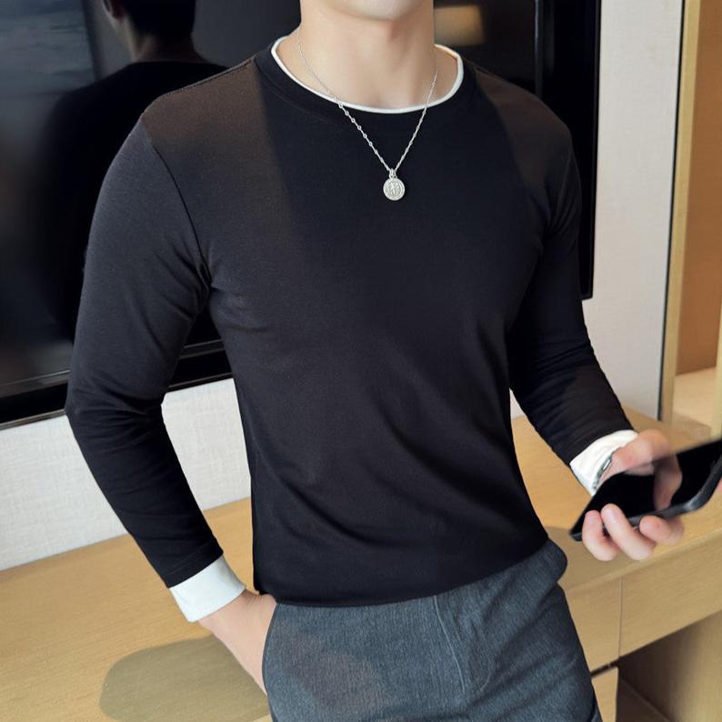 ブラックのレイヤード風Tシャツを着た男性の立ち姿