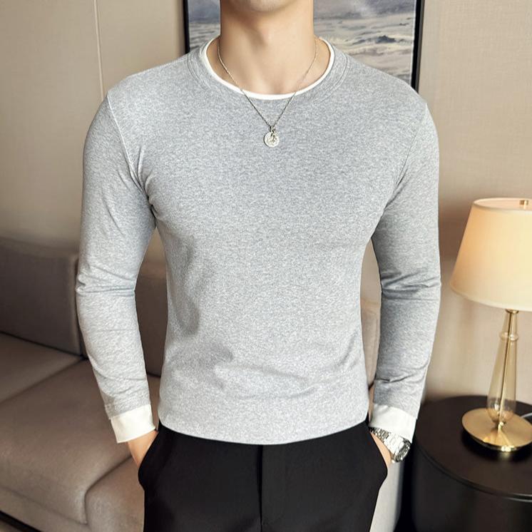 グレーのスリムTシャツを着た男性が立っている上半身カット