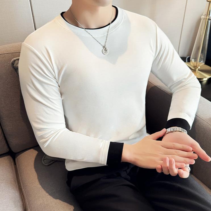 ホワイトのTシャツで腕組みする男性