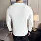 ホワイトTシャツを着た男性の背中カット