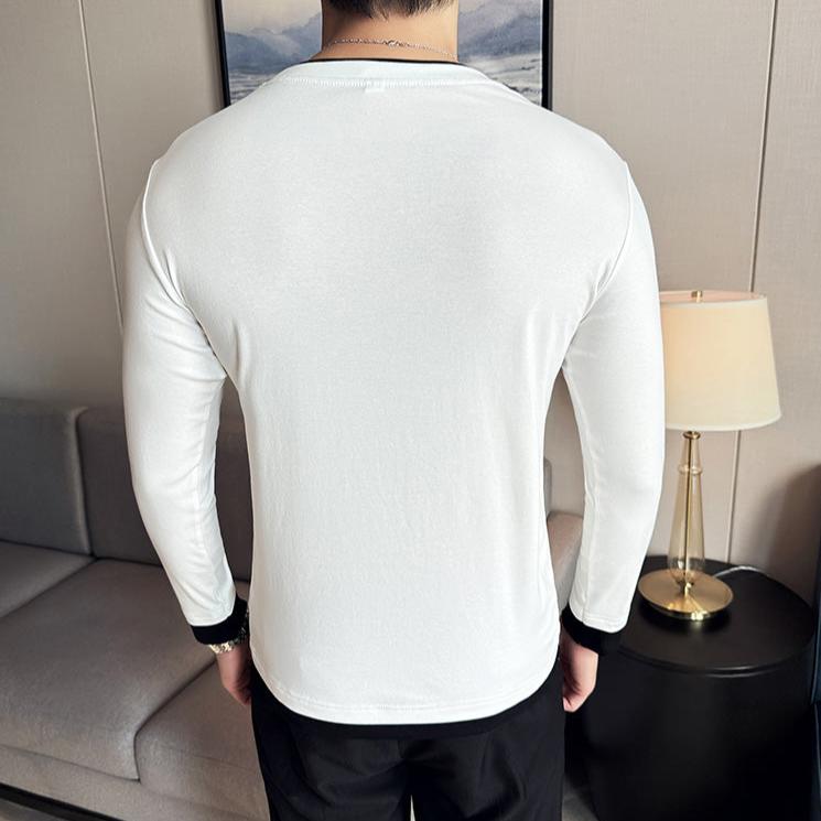 ホワイトTシャツを着た男性の背中カット