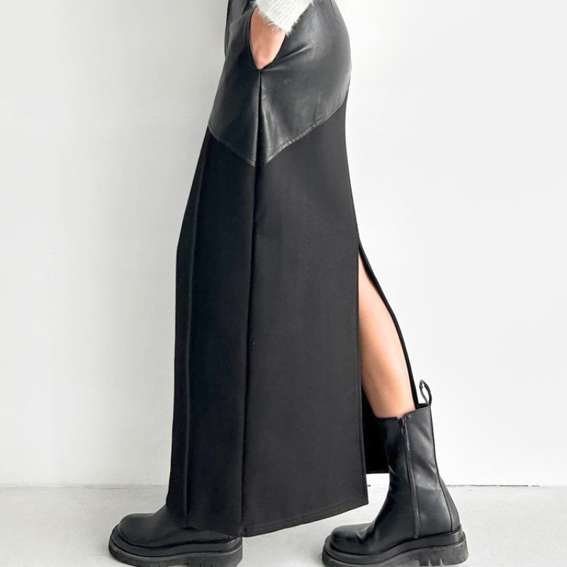 黒のロングスカートのバックスリットが分かる横向き着用画像