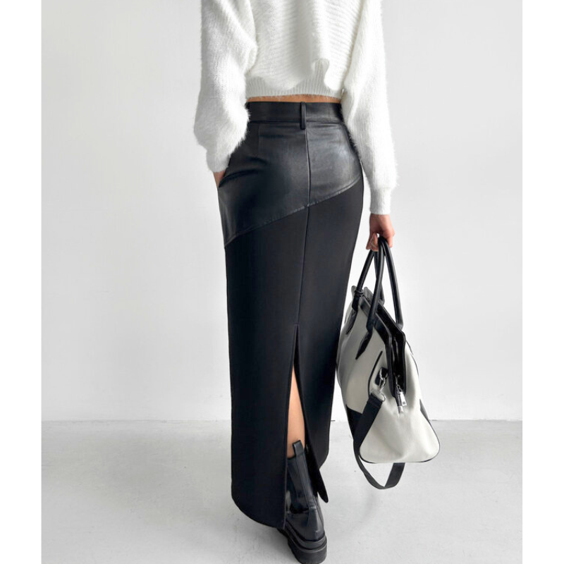 黒のレザー切り替えロングスカートを後ろから着用したコーデ