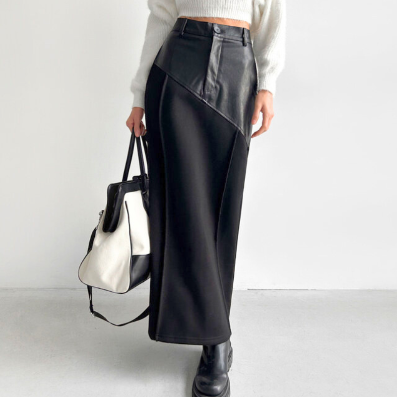 黒のレザー切り替えスカートをバッグと合わせた正面着用画像